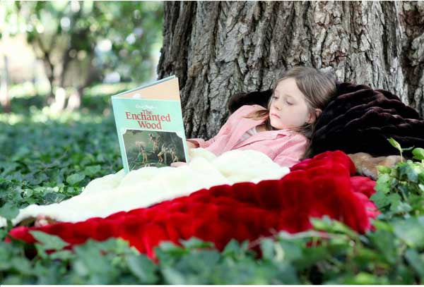 Minimink Mid Size Faux Fur Blanket | Blankets | Bon Bon Tresor